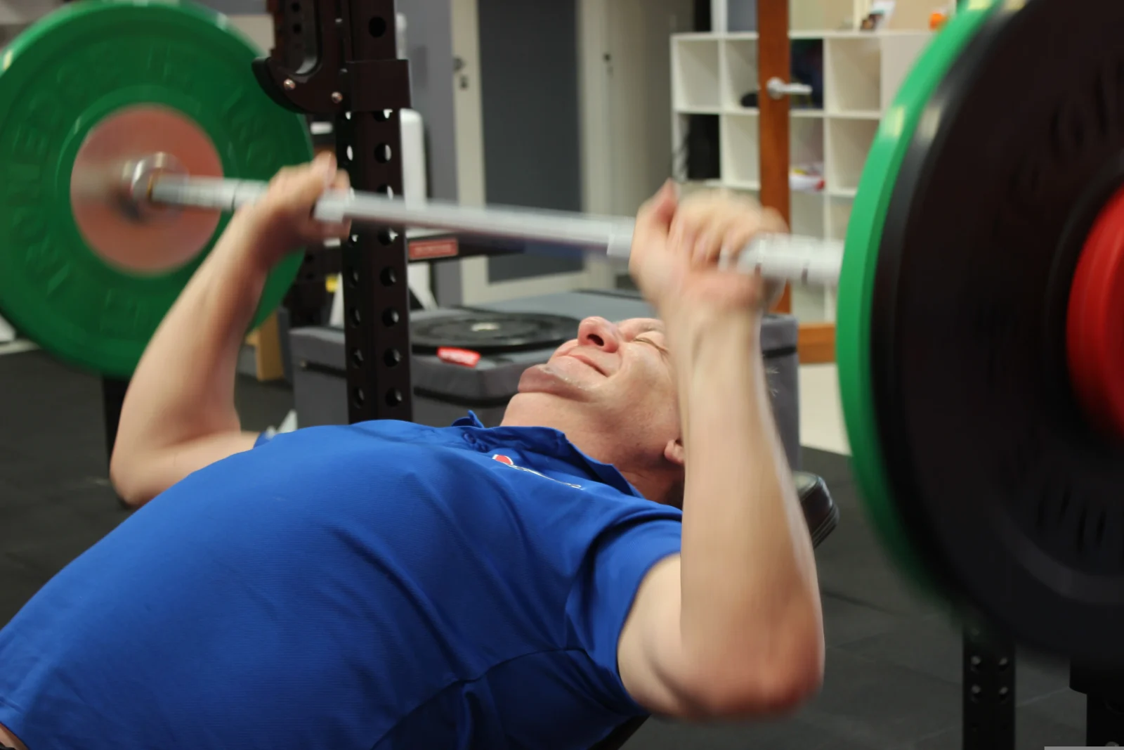 Flat Bench Press vs Incline Bench Press: Which is Better for Pecs Development?